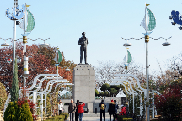 인천앞바다를 바라보며 서있는 맥아더 장군 동상 [사진 제공 인천중구문화재단. 재판매 및 DB 금지]